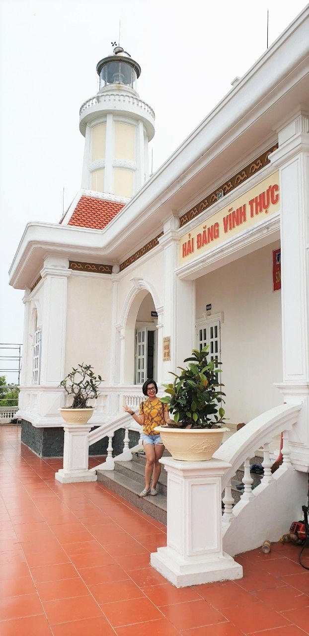 Đứng trên đỉnh cao của Hải đăng trên đảo Vĩnh Thực, phóng tầm mắt ra xa khách có thể bao quát được một vùng biển Đông của Tổ quốc. Ḥòa quyện với sắc xanh của phong cảnh thiên nhiên hùng vĩ và những bãi cát trắng trải dài trên nền biển xanh lục, ngọn Hải đăng nơi đầu sóng, ngọn gió tạo nên bức tranh cực kỳ nên thơ, lãng mạn.Trở về trung tâm TP Móng Cái, ngoài mua sắm ở các khu chợ cửa khẩu và trung tâm thương mại, du khách có thể tản bộ dọc sông Ka Long để ngắm khung cảnh hoàng hôn nơi biên giới.