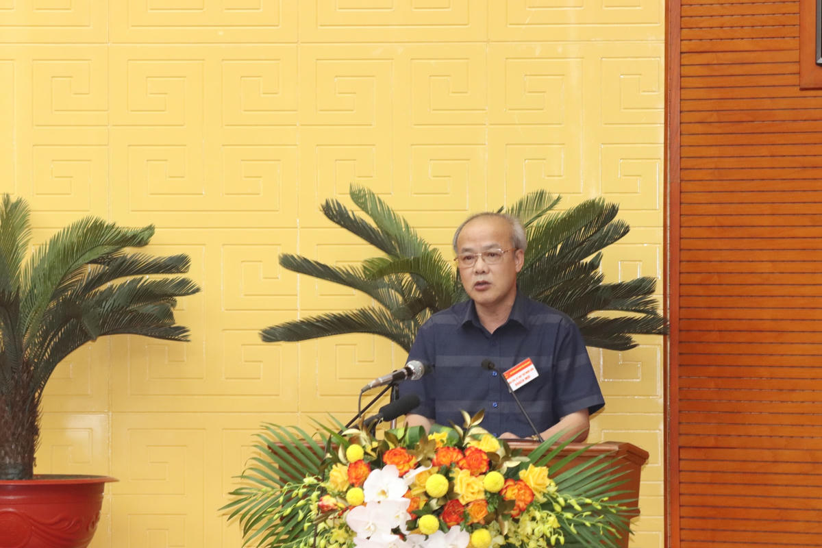 Ông Bùi Văn Phúc, Phó Giám đốc phụ trách Sở Kế hoạch và Đầu tư tỉnh Hòa Bình trả lời chất vấn của đại biểu tại kỳ họp.