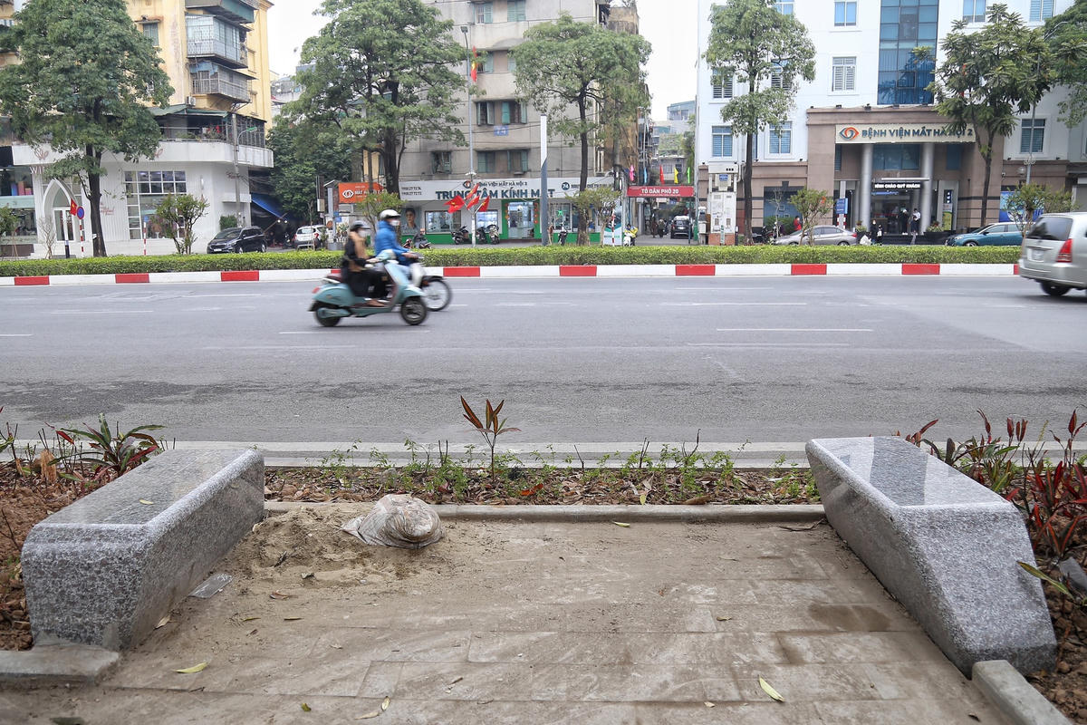"Tôi thấy khá thú vị khi dưới các gốc cây hoa sữa còn được bố trí ghế đá để người dân nghỉ ngơi, thư giãn. Những chiếc ghế đá khá sạch sẽ và độc đáo. Tuy nhiên, để tuyến phố luôn văn minh, hiện đại thì các đơn vị có liên quan thực hiện việc bảo trì, duy tu vỉa hè, hệ thống cây xanh,... tránh tình trạng hư hỏng, lãng phí", anh Tuấn nhấn mạnh.