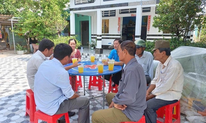 Cán bộ BHXH về trực tiếp nhà dân tuyên truyền chính sách BHXH, BHYT
