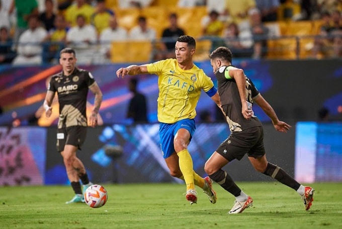 Ronaldo tỏa sáng với cú đúp vào lưới Al Duhail (Ảnh: AP).