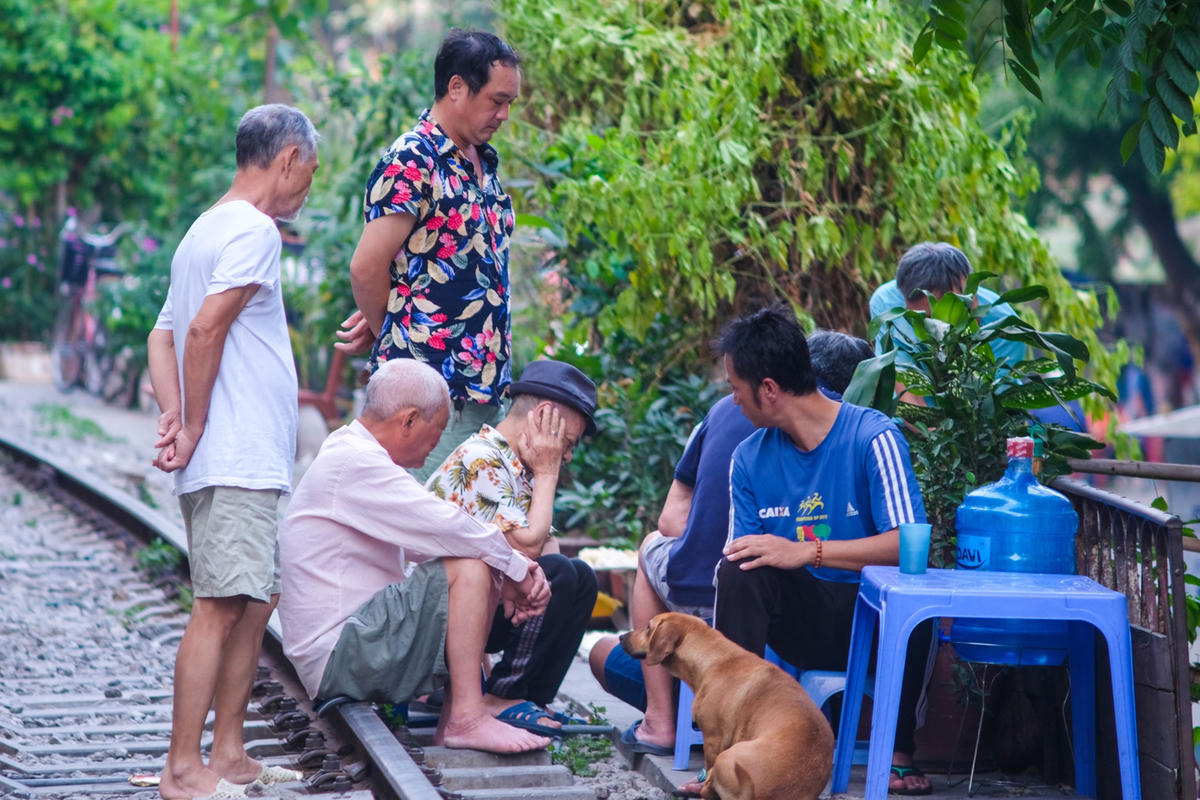 Người dân sống xung quanh khu vực này thậm chí không sợ nguy hiểm mà còn tiếp tục các sinh hoạt đời sống thường ngày của mình ngay trên đường tàu.