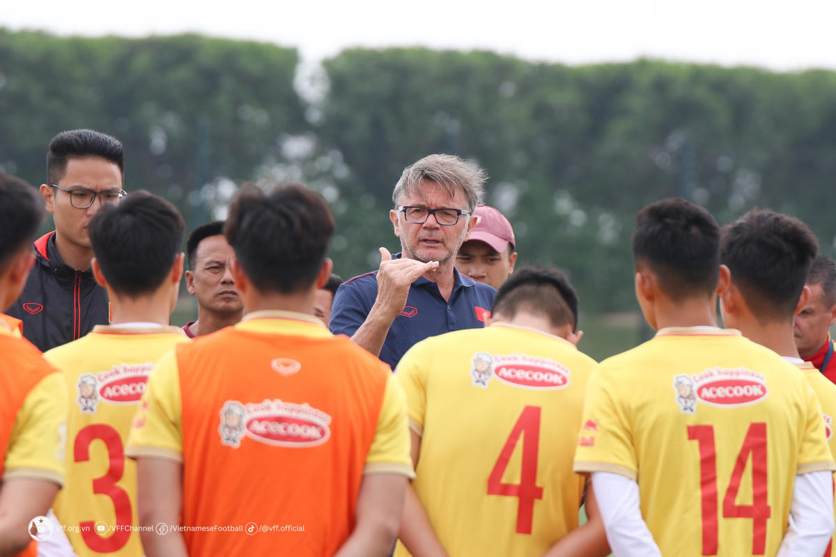 HLV Philippe Troussier động viên các cầu thủ trước buổi tập. Ảnh: VFF.