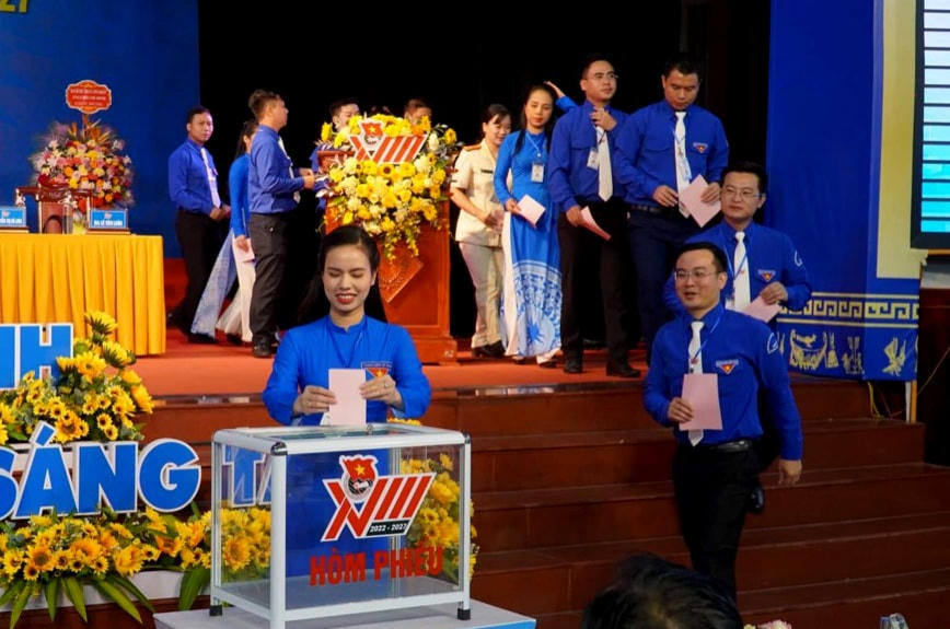 Đại biểu bỏ phiếu bầu Bí thư Tỉnh đoàn khóa XVIII.