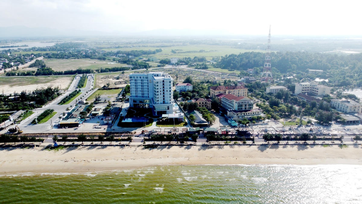 Để chỉnh trang Khu du lịch biển Thiên Cầm (thị trấn Thiên Cầm, huyện Cẩm Xuyên, tỉnh Hà Tĩnh) trở nên thông thoáng và đẹp hơn, 46 hộ kinh doanh dịch vụ ăn uống nơi đây đã đồng thuận với chủ trương của huyện và chấp hành tháo dỡ những ki-ốt đang tồn tại hàng chục năm qua.