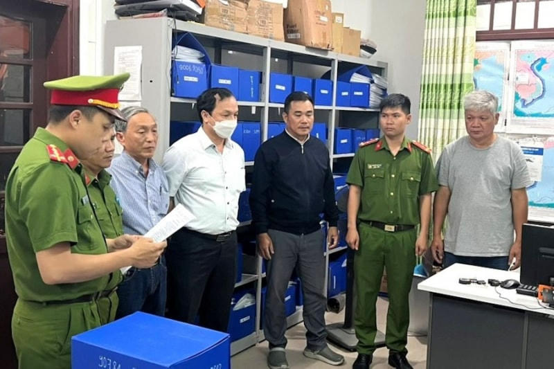 Công an đọc lệnh khám xét, tạm giữ hình sự 4 người liên quan. Ảnh Công an Đà Nẵng.
