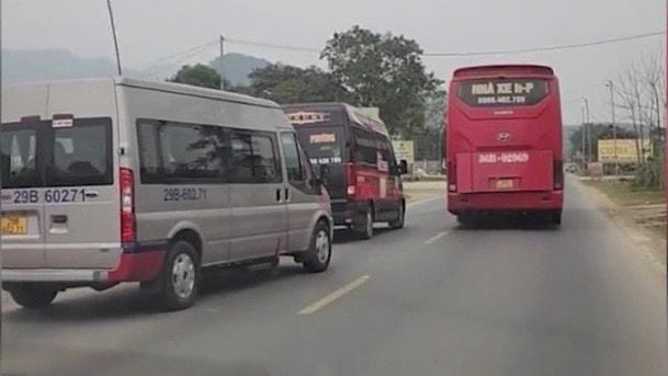 2 chiếc xe khách (màu đỏ) và (màu đen) chèn ép xe Ford Transit trên quốc lộ.