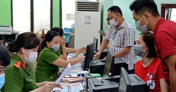 Người dân thực hiện đăng ký cư trú tại cơ quan chức năng. Ảnh: Công an TP Hà Nội.