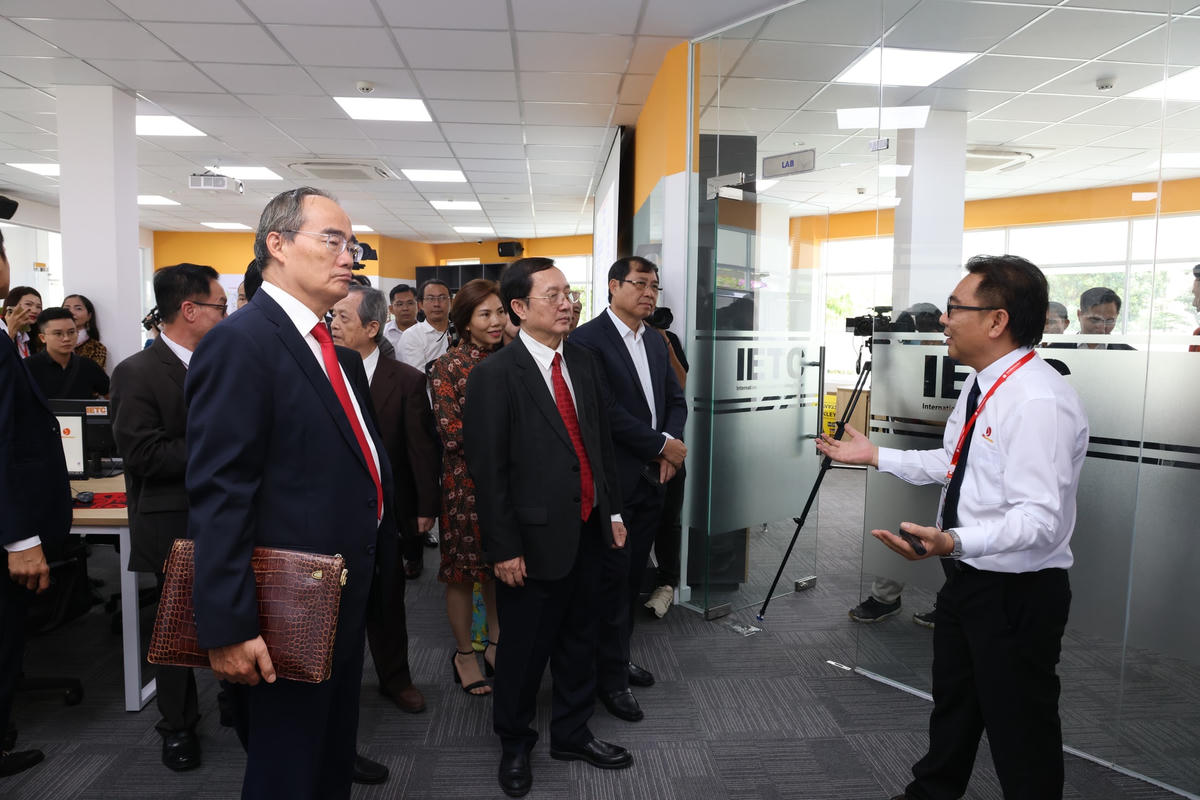 Bộ trưởng Bộ Khoa học và Công nghệ Huỳnh Thành Đạt cùng đại biểu tham quan cơ sở vật chất tại IETC sau lễ khánh thành và đưa vào vận hành IETC.