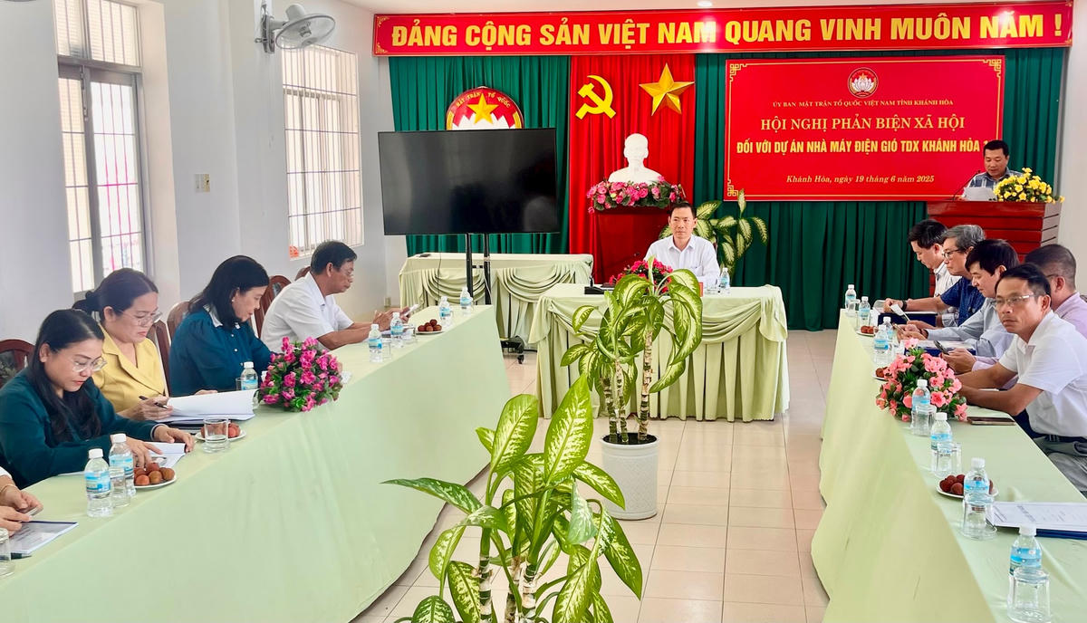 Ủy ban Mặt trận Tổ quốc Việt Nam tỉnh Khánh Hòa, tổ chức hội nghị phản biện xã hội về việc xem xét đầu tư dự án Nhà máy điện gió Khánh Hòa 1. Ảnh Thùy Trang.