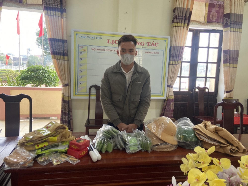 Phan Công Trí cùng tang vật.
