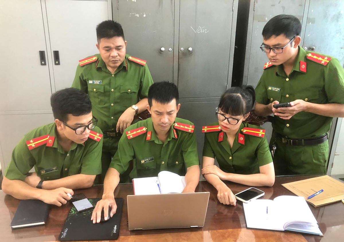 CBCS Đội Cảnh sát hình sự Công an TP Gia Nghĩa xác minh bài viết kêu gọi từ thiện trên mạng xã hội.  