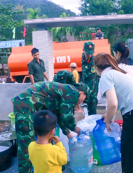 Người dân thôn Tà Lang, xã Hòa Bắc nhận nước sạch sau bão số 5. (Ảnh do người dân thôn Tà Lang cung cấp).