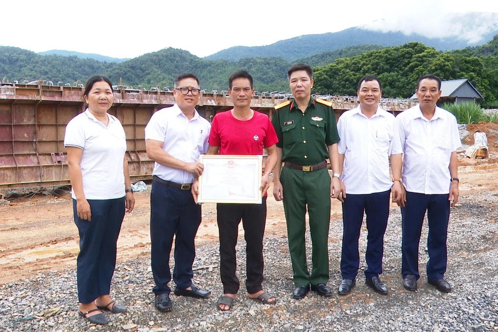 Lãnh đạo UBND huyện Bá Thước trực tiếp đến hiện trường, trao giấy khen và 3 triệu đồng vì hành động dũng cảm của anh Tuân.