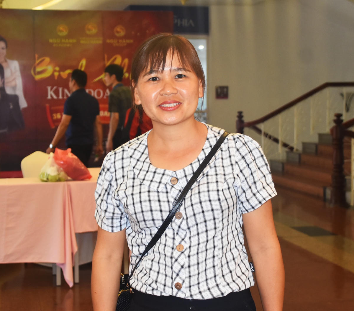 Có mặt ở điểm đón tiếp của Ban tổ chức tại Trung tâm Phụ nữ và Phát triển (số 20 Thụy Khuê, Tây Hồ), bà Sần Thị Món (sinh năm 1983, dân tộc Giáy), Trưởng ban Công tác Mặt trận thôn Làng Pẳn, xã Quang Kim, huyện Bát Xát, tỉnh Lào Cai chia sẻ, được dự Hội nghị biểu dương lần này là một vinh dự lớn, bởi đó là sự ghi nhận của Đảng, Nhà nước, MTTQ Việt Nam với những đóng góp của mình trong thời gian qua. Đây cũng là nguồn động lực to lớn để bà và những người cán bộ Mặt trận cơ sở ở những vùng sâu, vùng xa vùng biên giới, hải đảo càng thêm yêu công việc và làm tốt hơn nhiệm vụ của mình trong thời gian tới.