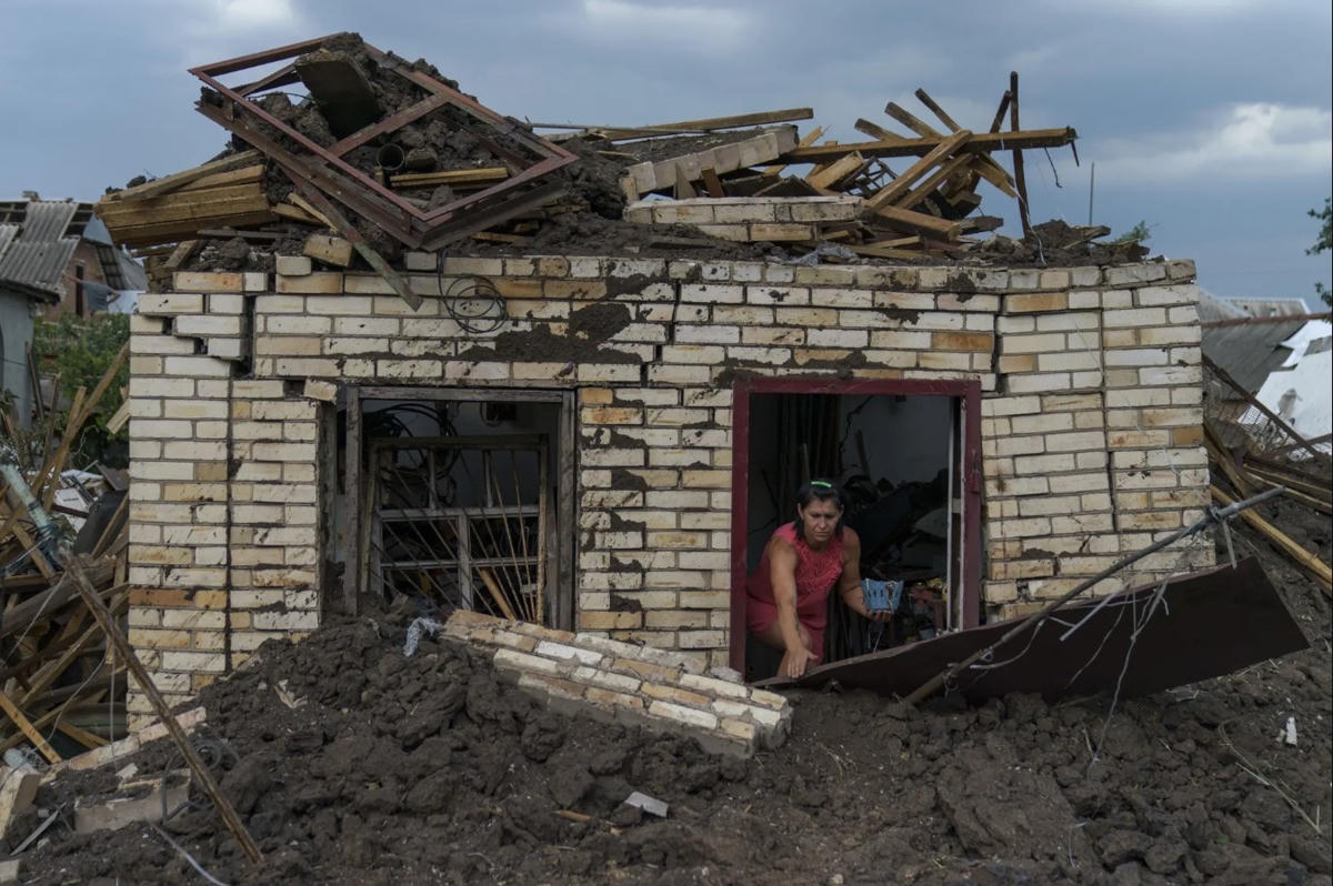 Ngôi nhà bị hư hại ở Druzhkivka, giữa cuộc xung đột của Nga và Ukraine. Ảnh: David Goldman / AP.