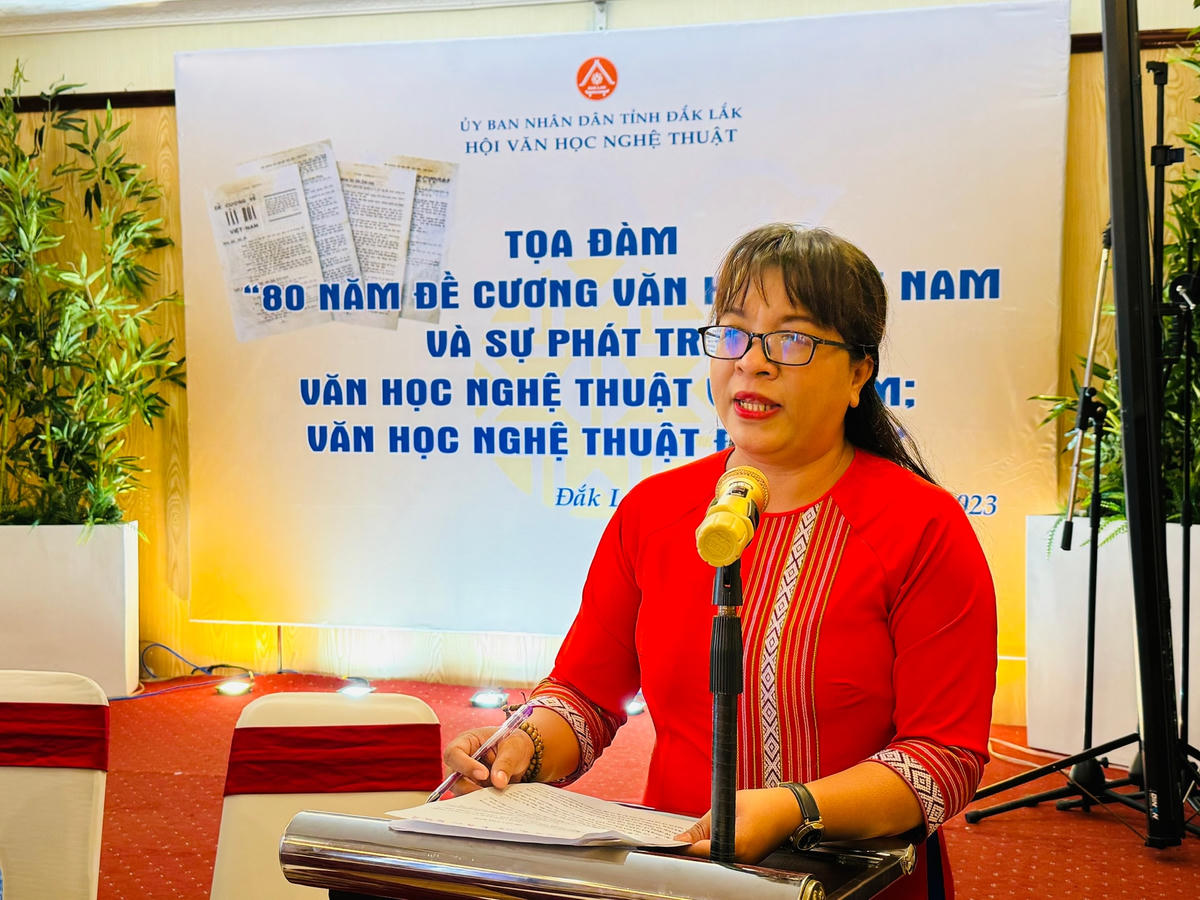 Nhà văn Niê Thanh Mai,  Chủ tịch Hội VHNT Đắk Lắk phát biểu khai mạc.