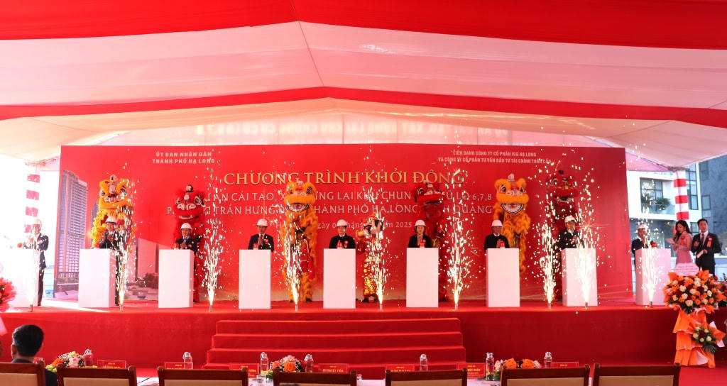 Các đại biểu nhấn nút khởi động Dự án cải tạo, xây dựng lại khu chung cư cũ Lô 6, 7, 8 phường Trần Hưng Đạo, TP Hạ Long.