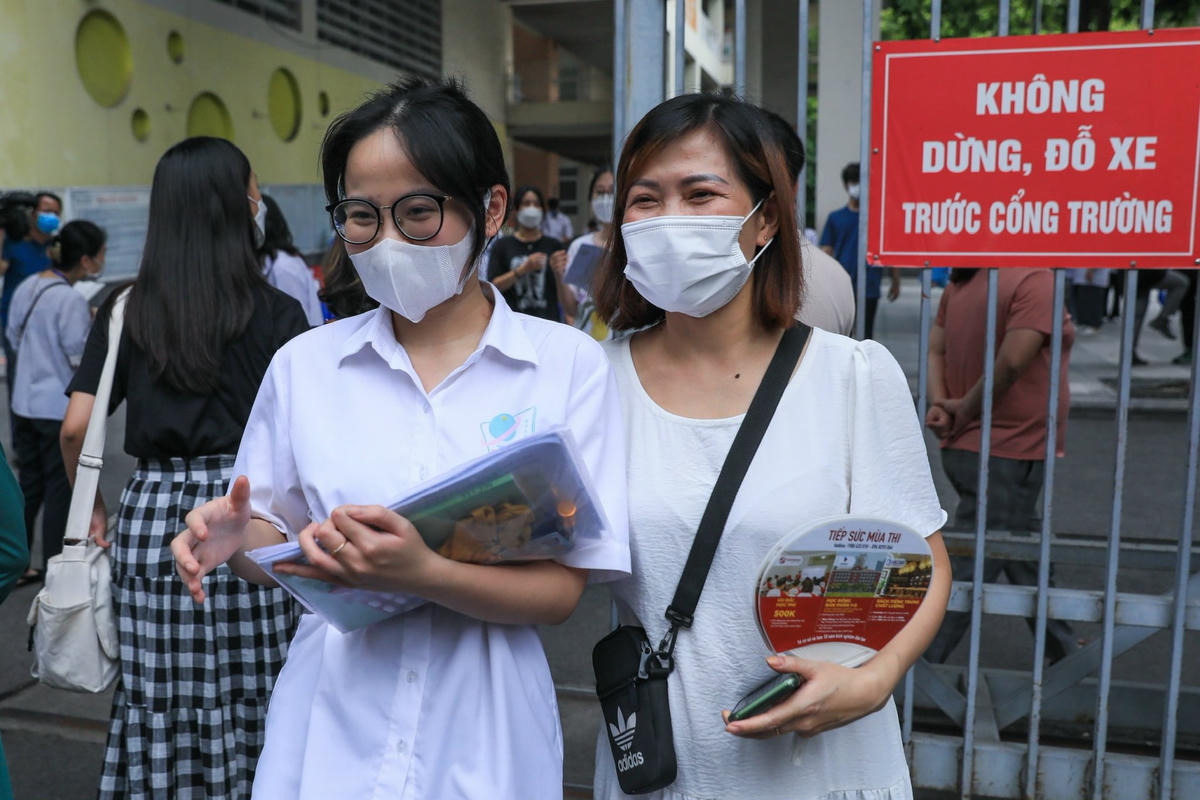 Phụ huynh và thí sinh vui mừng hoàn thành môn thi đầu tiên. Ảnh: Quang Vinh.