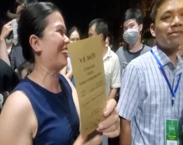 Nhiều người dân bất xúc khi có vé mời vẫn không được vào xem chương trình Âm nhạc Trịnh Công Sơn vào tối 27/6.
