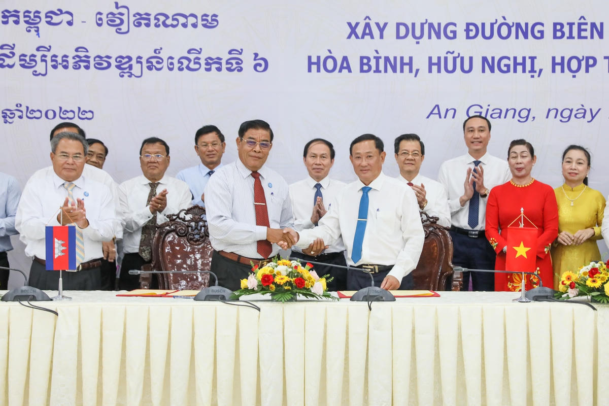  Mặt trận 10 tỉnh của Việt Nam và 10 tỉnh của Campuchia có chung đường biên giới ký kết Bản Giao ước thi đua