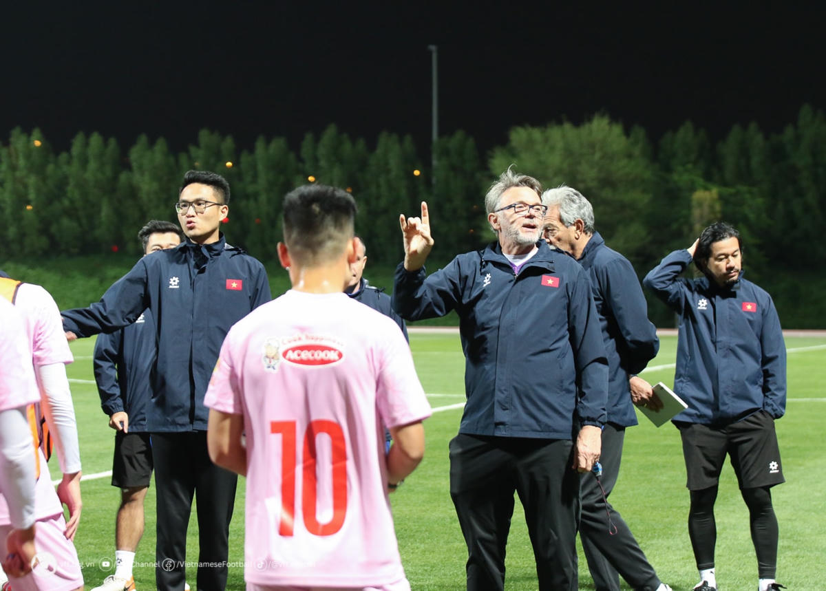 HLV Philippe Troussier hướng dẫn học trò tại buổi tập. Ảnh: VFF.