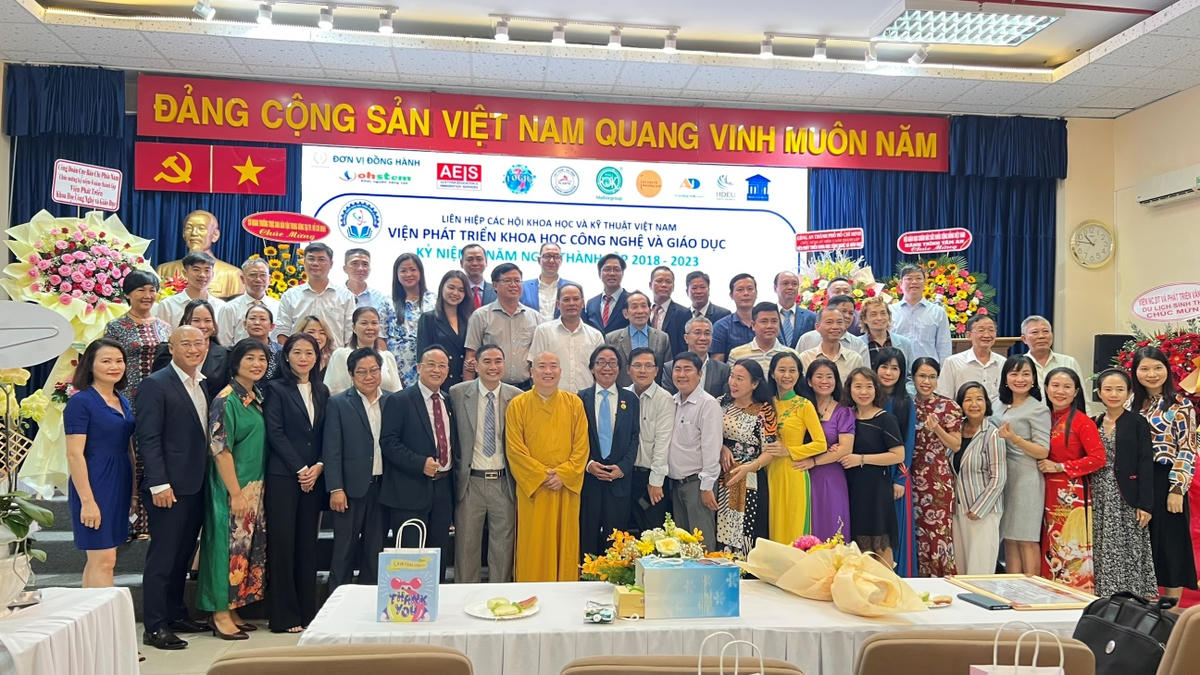 Các nhà nghiên cứu, nhà khoa học tham dự Lễ kỷ niệm 5 năm thành lập Viện Phát triển KHCN&GD.