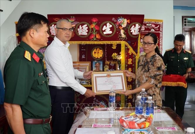 Ông Phạm Đại Dương, Bí thư Tỉnh ủy Phú Yên trao Bằng khen truy tặng Trung tá Trương Hồng Kỳ cho thân nhân gia đình. 