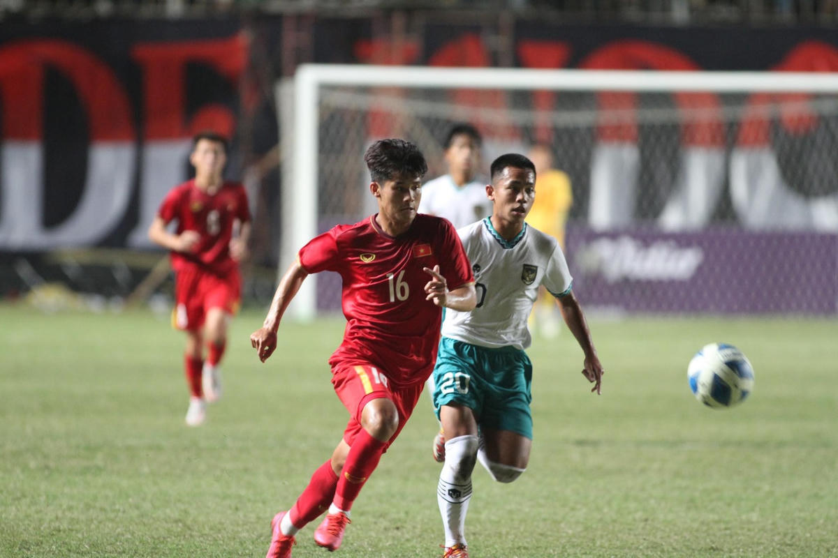 U16 Việt Nam thực hiện nhiều đợt tấn công ở hai biên (Ảnh: VFF).