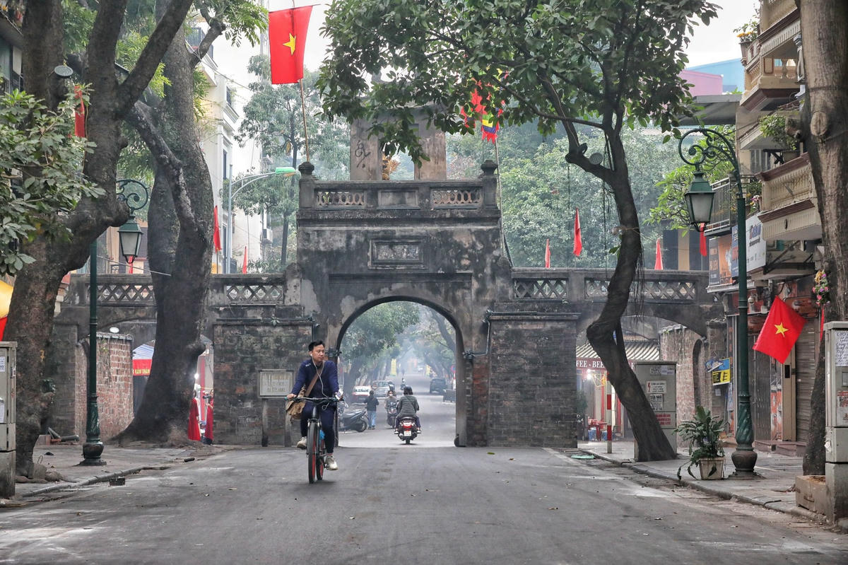 Dòng người không còn vội vã mà trầm lắng hơn so với những ngày thường.