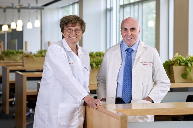 Katalin Karikó và Drew Weissman là những người nhận giải Nobel Y Sinh năm 2023. (Nguồn: penntoday).