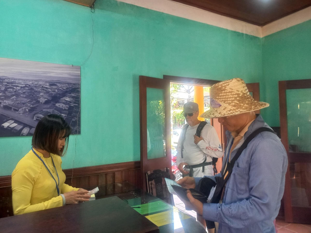 Khách du lịch mua vé tham quan phố cổ Hội An.