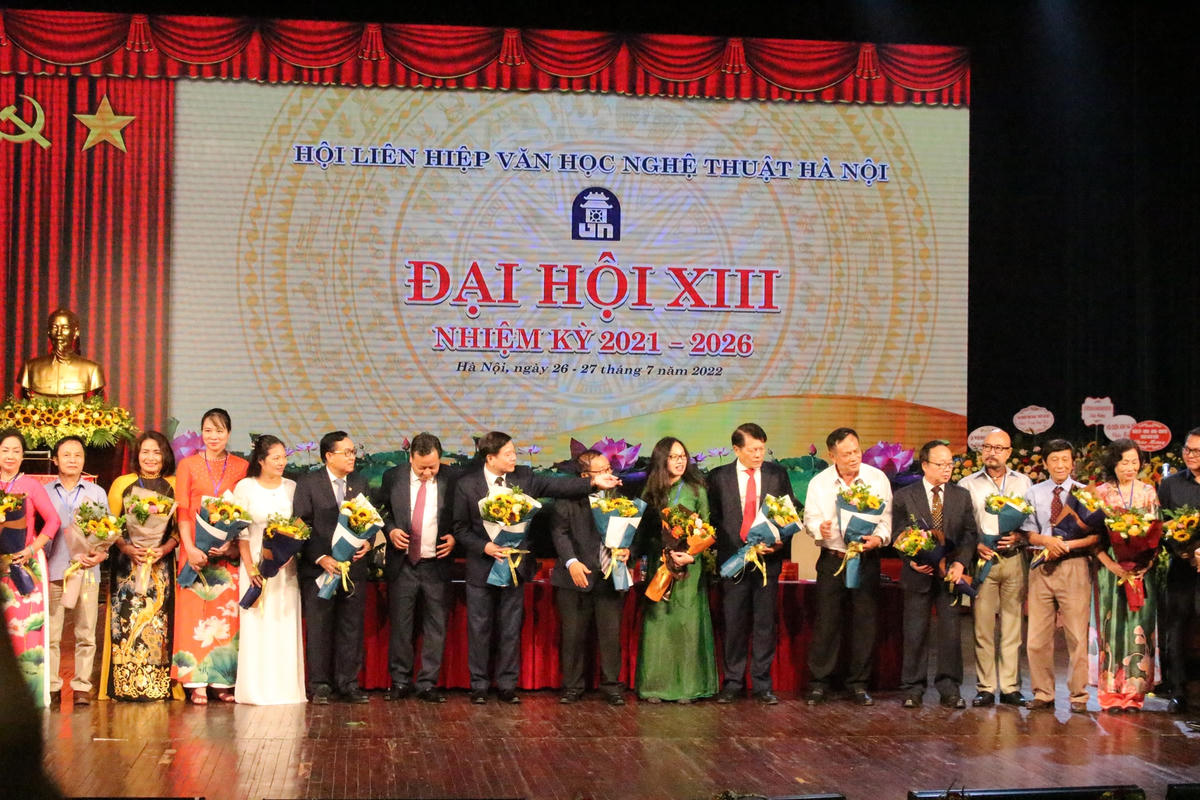 Ban chấp hành Hội Liên hiệp VHNT Hà Nội khóa XIII ra mắt đại hội.