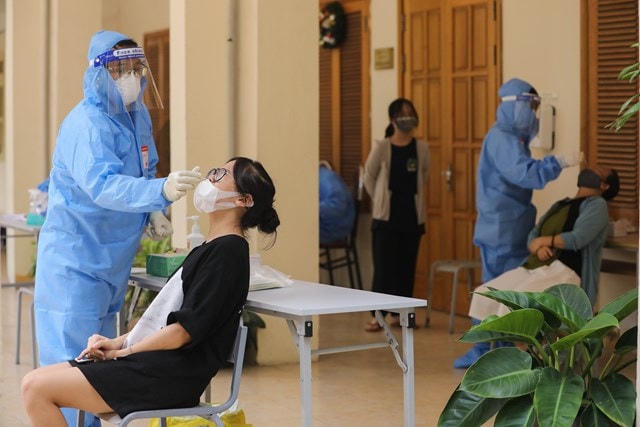 Lấy mẫu xét nghiệm Covid-19 cho người dân.