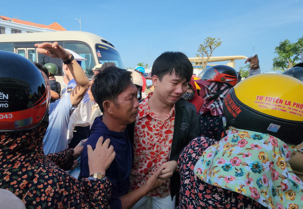 Ngư dân Khởi hạnh phúc ôm con trai là anh Huỳnh Văn Đạt.