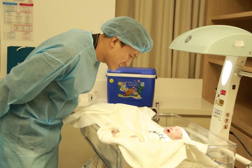 Thảo Hân kể về khoảnh khắc chồng khóc khi đón con đầu lòng. 