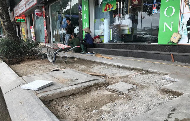 Gạch đá tự nhiên ở đường Lê Trọng Tấn, Thanh Xuân bị vỡ nát.