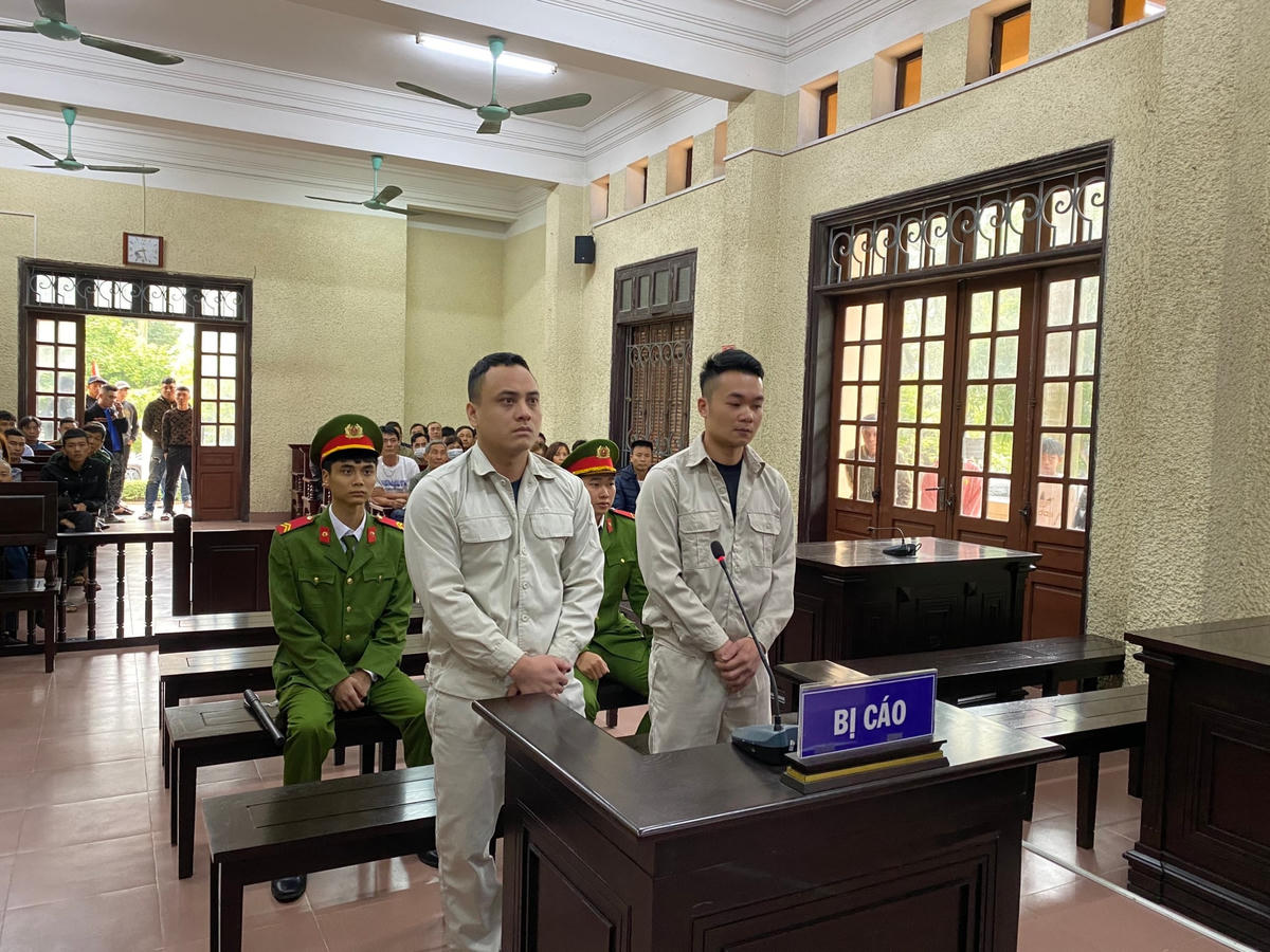 Bị cáo Sơn (bên trái) và Long tại phiên tòa sơ thẩm.