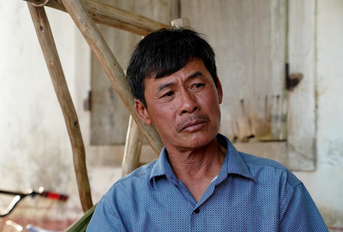 Ông Hà Huy Mỳ - cháu của liệt sĩ Cao Văn Tuất - xúc động khi nhìn thấy lưu bút của cậu. Ảnh: Cẩm Kỳ.