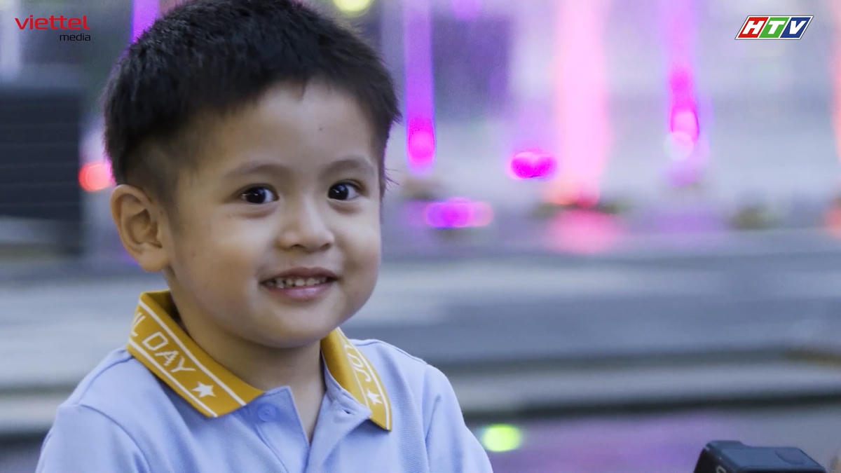 Bé Tết không dấu được niềm vui khi được chơi cùng bố. 