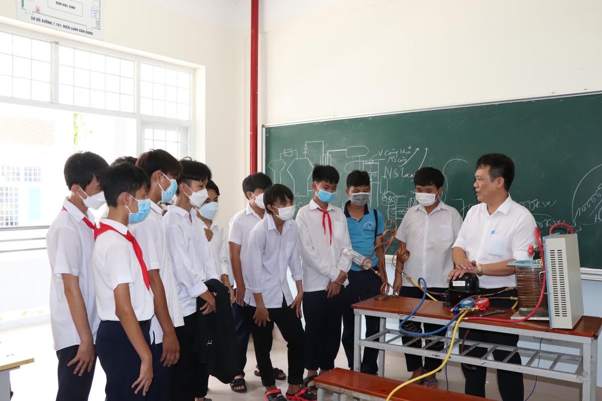 Học sinh đi tham quan, hướng nghiệp tại trường nghề. Ảnh: TL