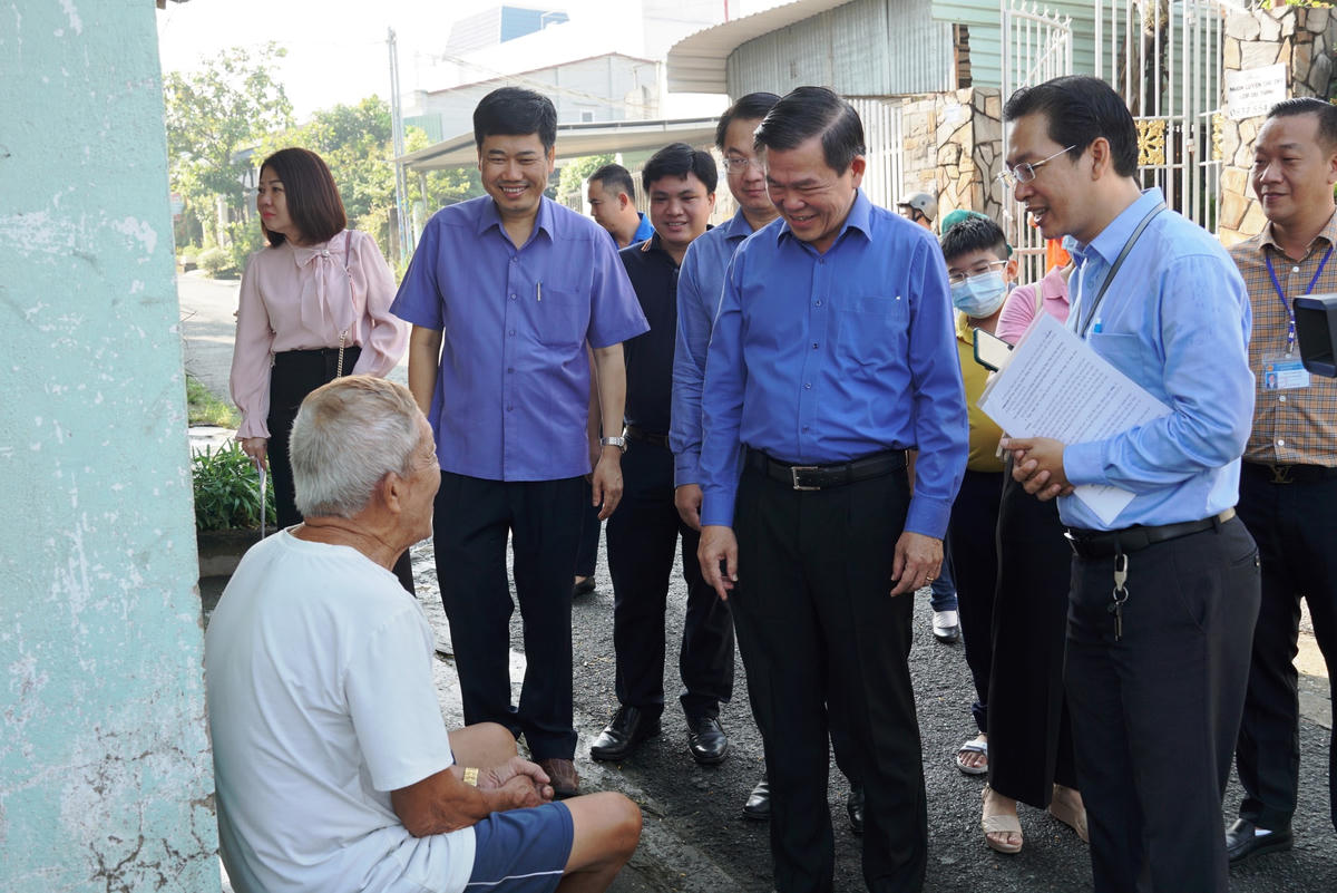 Bí thư Tỉnh ủy Đồng Nai Nguyễn Hồng Lĩnh (áo xanh giữa) thăm hỏi người dân về công tác phòng, chống dịch sốt xuất huyết. Ảnh: Mạnh Thìn.