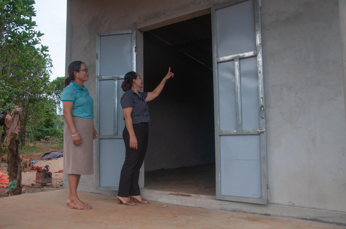 Bà Lê Thị Hội cùng Chủ tịch Ủy ban MTTQ Việt Nam xã Hướng Tân thăm, kiểm tra nhà Đại đoàn kết xây cho hộ anh Hồ Văn Bôn.