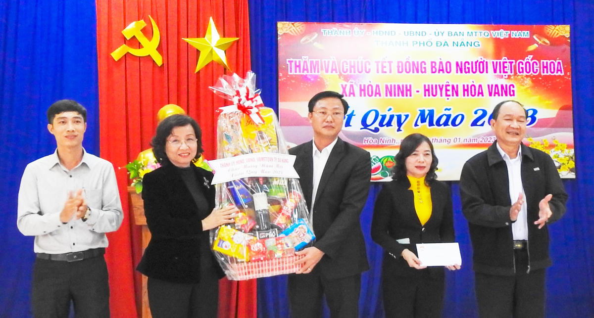 Đà Nẵng: Tặng 426 suất quà Tết cho đồng bào Cơ Tu và người Việt gốc Hoa