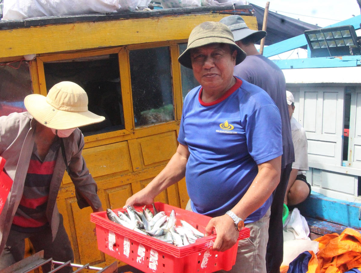 Ngư dân vui mừng vì đã giảm áp lực chi phí xăng, dầu, tiếp tục vươn khơi.