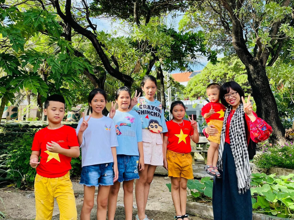 Nhà văn Phong Điệp với các em thiếu nhi trong chuyến công tác ở quần đảo Trường Sa (tỉnh Khánh Hòa), 2023.