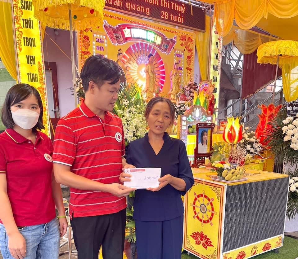 Lãnh đạo Hội Chữ thập đỏ huyện Vũ Thư chia sẻ nỗi đau với thân nhân chị Phạm Thị Thủy.