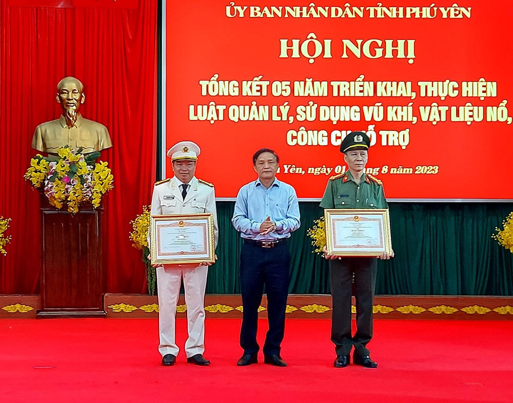 Thủ tướng Chính phủ tặng bằng khen cho Phòng An ninh điều tra và đại tá Phan Thanh Tám, Giám đốc Công an tỉnh Phú Yên vì đã có thành tích, góp phần vào sự nghiệp xây dựng chủ nghĩa xã hội và bảo vệ Tổ quốc.
