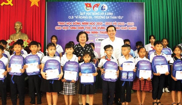 Trương Mỹ Hoa, nguyên Phó Chủ tịch nước; ông Phạm Văn Hậu, Phó Bí thư Thường trực Tỉnh ủy, Chủ tịch HĐND tỉnh Ninh Thuận trao học bổng cho các em học sinh có hoàn cảnh khó khăn.