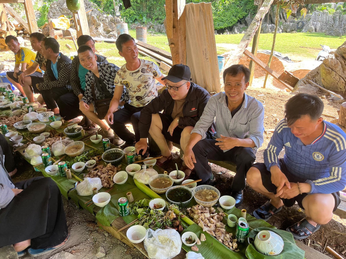 Mừng niềm vui nhà mới với gia đình anh Mùa A Choa.  